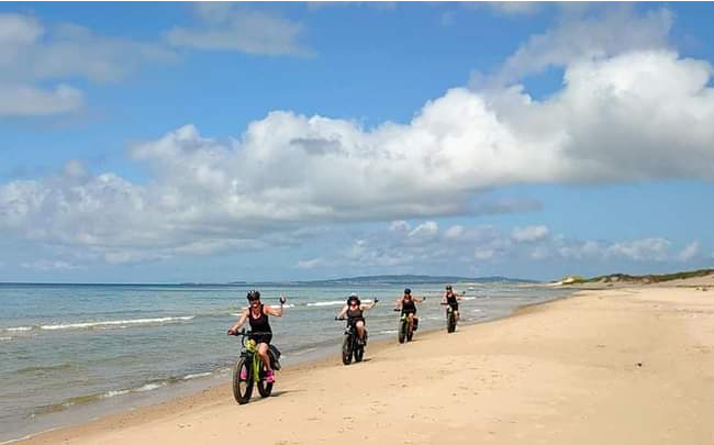 Paysage gens à vélo sur la plage de La Martinique